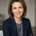 Портрет уверенной деловой женщины на нейтральном фоне для сайта скидок на одежду в Ростове